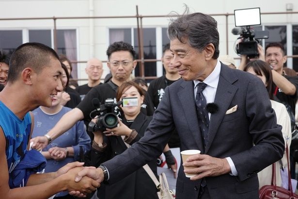 学校の生徒ともガッチリと握手！