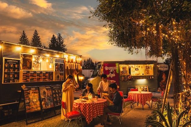 屋外のTAMARIBAにはキッチンカーがオープン