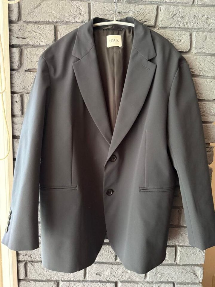 上林さん_UNUSのジャケット