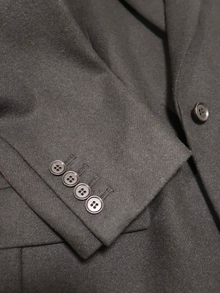 袖のボタンは4個。落ち着いた印象で着られます