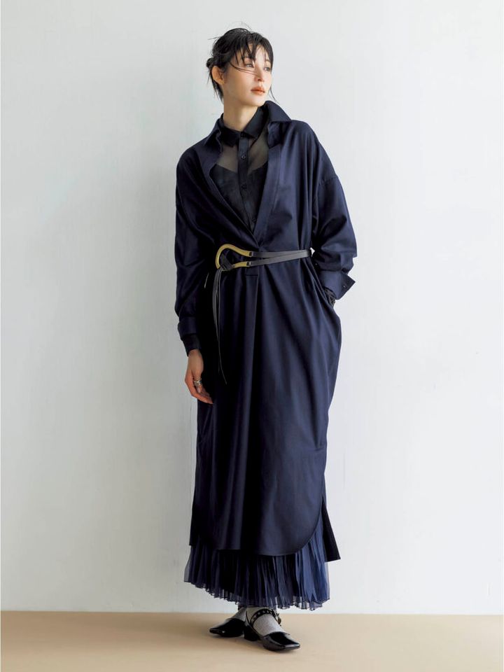 ワンピース5万8300円（サクラ／インターリブ） 中に着たチェックシャツ7万1500円（ハイク／ボウルズ） スカート8万300円（エブール／リトルリーグ インク） ベルト2万8600円※参考価格（アトリエ アンボワーズ／アマン） 靴7万400円（トーガ プルラ／トーガ 原宿店） リング6万4900円（ジル プラットナー／アルファ ブランド コンサルティング） ソックス（スタイリスト私物）