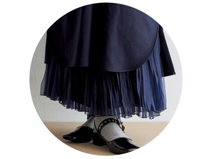 〈NAVY〉異なる素材のレイヤードが着こなしに奥行きをプラス