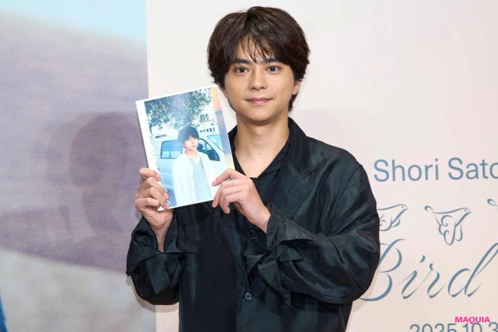 登場後、緊張した面持ちで静止画、動画撮影に応じるtimelesz 佐藤勝利さん。写真集を持ってニッコリ。