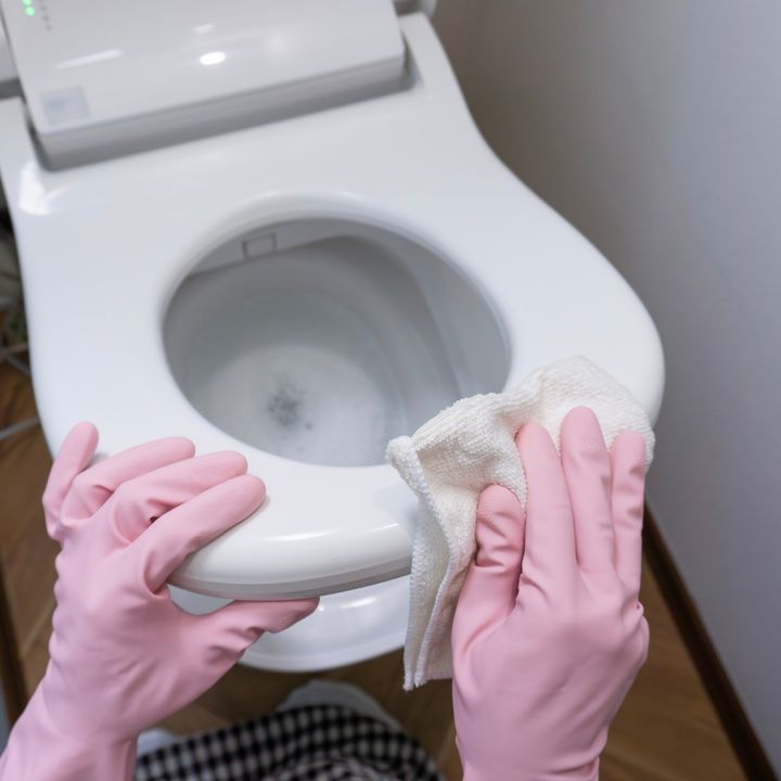 覗くとすごい汚れ。「トイレ」で不衛生になりがちな“3つの場所”「ずっと掃除してなかった」「臭う」