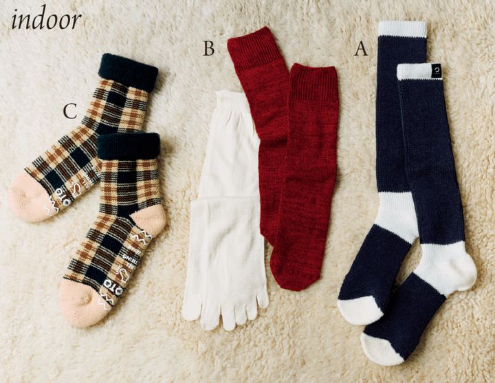 A. 寒さとおさらば！ 睡眠時のお守りに 体から発せられる遠赤外線を吸収・ふく射する特殊機能繊維を生地に採用。血行促進が期待できます。素材が生み出す温かさによって、快適な眠りをサポート。 バクネ スリープソックス ロング¥4,950 ／テンシャル B. 足をやさしく包み込む天然素材のぬくもり なめらかなシルク100％の5 本指ソックスと、伸縮性のあるシルクウールの靴下を重ねたら、冷え対策は万全。2 色のコントラストとストレスフリーな着用感にときめいて。 お手軽冷えとり靴下 重ね履き2足セット¥3,300／くらしきぬ C. うち時間のおしゃれも抜かりなし 保温性抜群でやさしい肌あたりのアクリルウールソックス。足底のプリントが滑り止めの効果を発揮。豊富なカラーバリエーションも魅力です。温かみのある配色にほっこり。 コンフィー ルームソックス“チェック” ¥4,400 ／ロトト