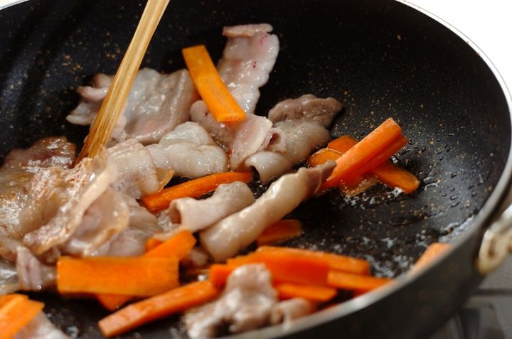 豚バラ肉とニラのチャプチェ風の作り方2