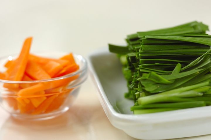 豚バラ肉とニラのチャプチェ風の下準備2