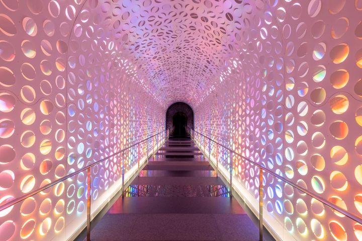 日常から非日常へとつながる“アライバルトンネル”。