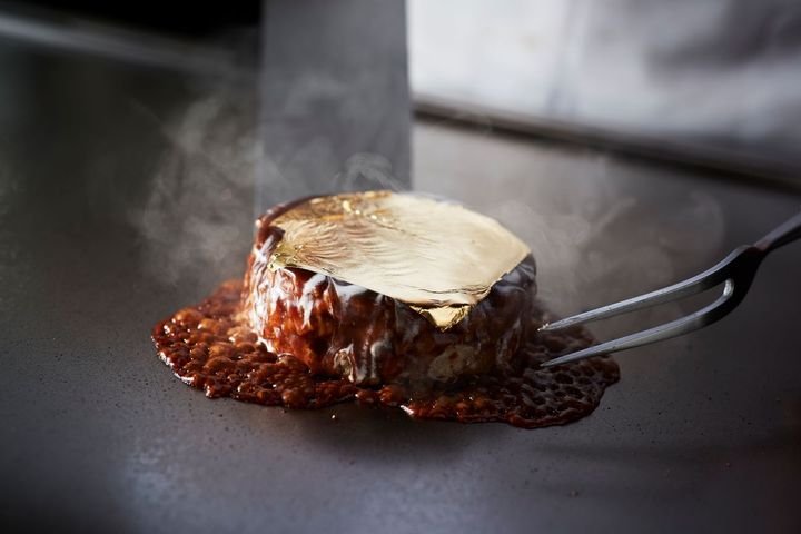 金箔が乗ったお好み焼き。