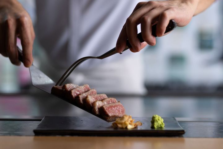 鉄板焼きでは黒毛和牛や国産赤牛