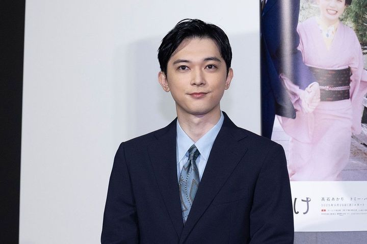 セツにヘブンの女中になってくれと依頼する錦織を演じた吉沢亮、連続テレビ小説「ばけばけ」記者会見にて。2025年9月8日、東京都渋谷区のNHK