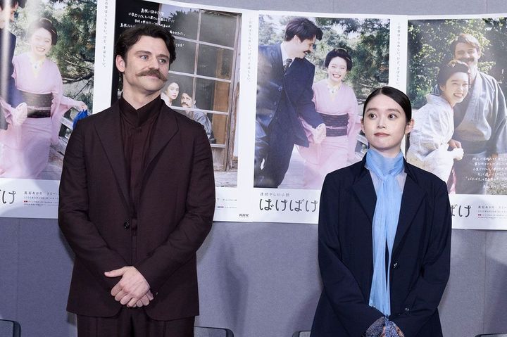 連続テレビ小説「ばけばけ」記者会見にて。ヘブン役のトミー・バストウ、トキ役の髙石あかり、2025年9月8日、東京都渋谷区のNHK