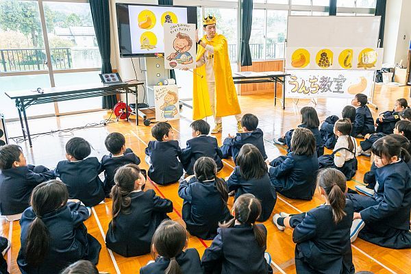 排便について楽しく学ぶ「出張うんち教室」、トイレweekに石川県輪島市の小学校で開催