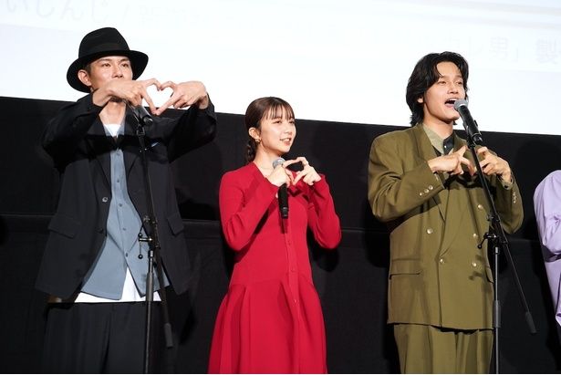 【写真を見る】佐野晶哉(Aぇ! group)、上白石萌歌、柿澤勇人が劇中歌のオリジナルダンスを観客にレクチャー！
