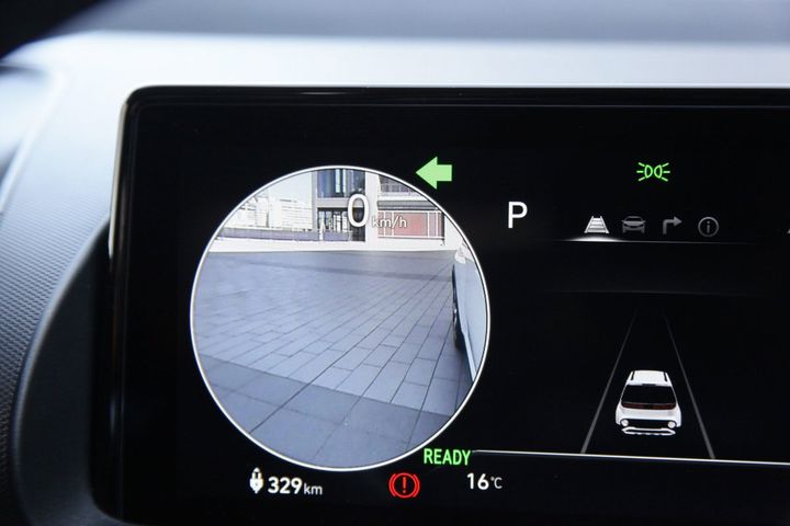 ウインカーを出すと曲がる側の後方のカメラ映像をメーター内に表示してくれて、死角を少なくしてくれるのもうれしいポイント