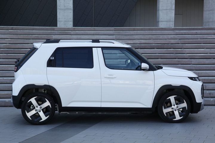 インスターのボディサイズは全長3830㎜全幅1610㎜全高1615㎜となっていて、日本の軽自動車に比べるとちょっと大きめ