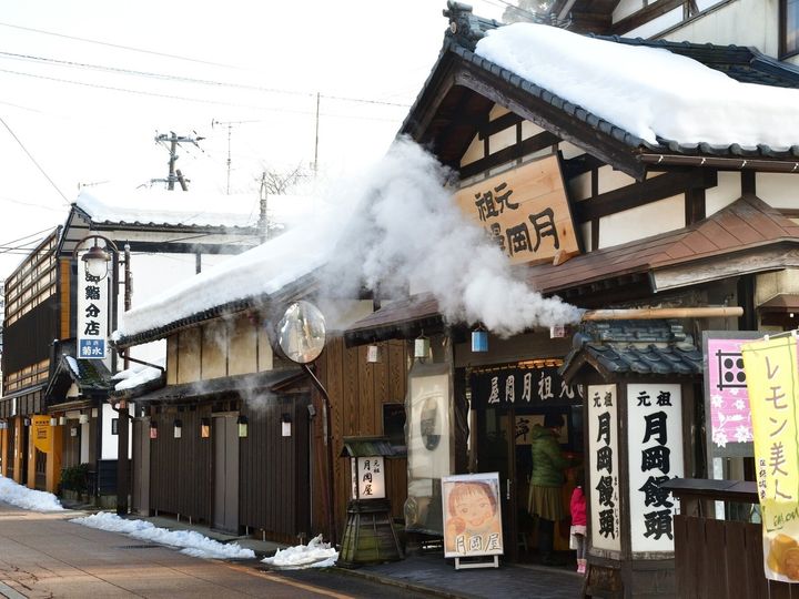 新潟県にある月岡温泉は、国内有数の硫黄含有量を誇り、美しいエメラルドグリーンに輝くお湯が特徴的。“もっと美人になれる温泉”としても人気を集めています。新潟の美食を堪能する旅に最適です。