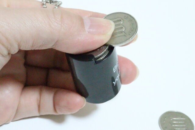 100円玉専用コインケース モノクロ 取り出し方