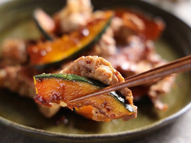 全体を混ぜ、豚肉に火が通ったら、皿に盛り付けて出来上がり。