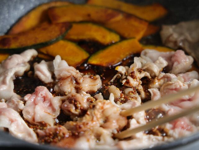 すき間を作り、豚肉を広げて入れたら、上から①を回しかける。