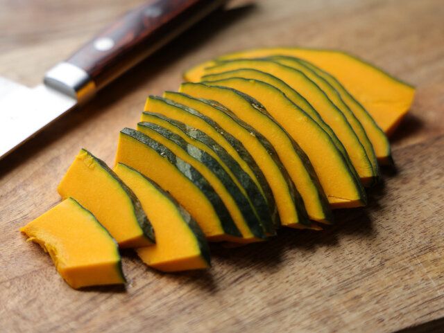 かぼちゃは、種を取り除いて、5～6mmの厚さに切る。