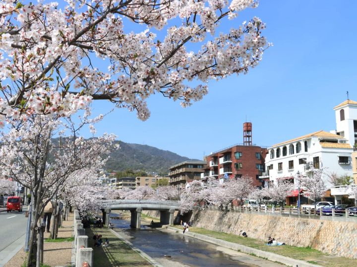 大東建託は、関西エリアに住む20歳以上の男女を対象に「住み続けたい街（駅）」についての調査を行い、「いい部屋ネット 住み続けたい街（駅）ランキング2025＜関西版＞」として発表しました。関西圏住民が選ぶ住み続けたい街（駅）の2位は「芦屋川」、そして1位は？