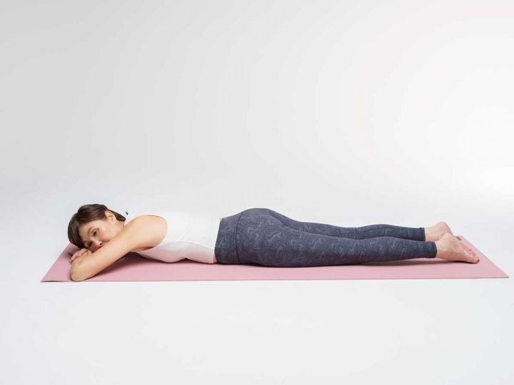 【１】うつぶせになり、両足はそろえておきます。顔は左に向けます。