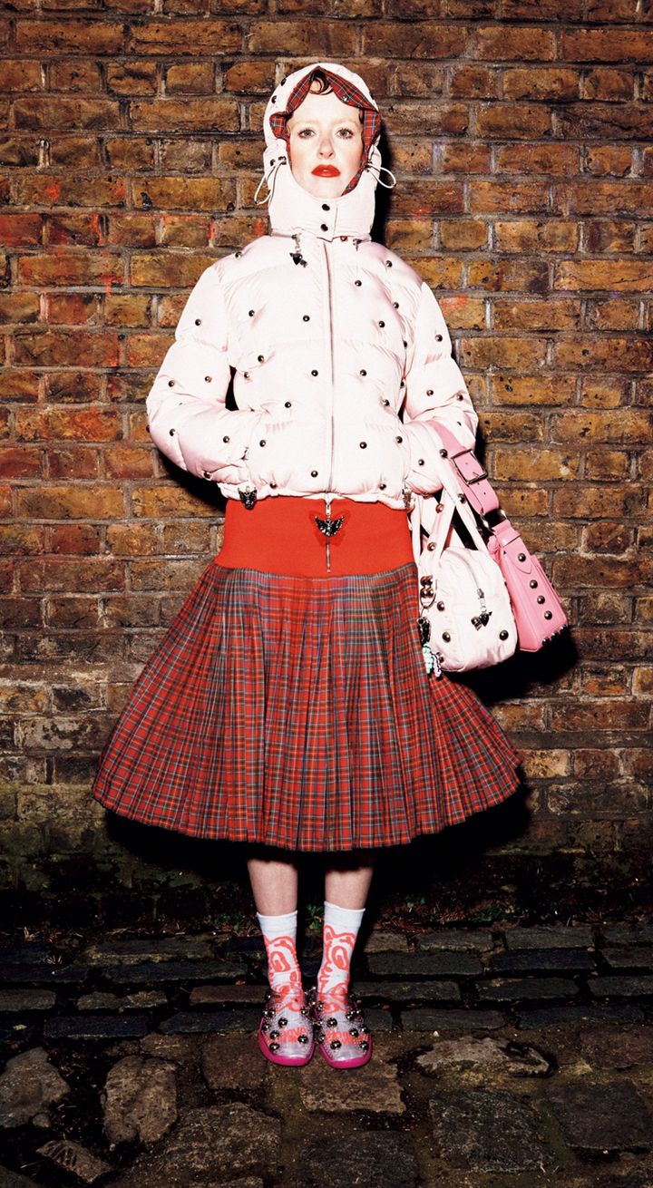 キッチュさとアウトドアムードが共存したチョポヴァ ロウェナのルック。Photo_ Gorunway.com