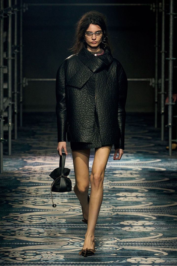 プラダのミニマルで知的なブラック・ルックがお気に入り。Photo_ Gorunway.com