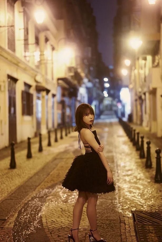 マカオ・ラザロ地区の美しい石畳の通りにて / 伊達さゆり2nd写真集 シルエット