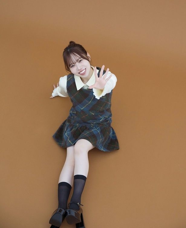  撮影：藤原宏、ヘアメイク：島守沙也花、スタイリスト：ミク、衣装協力：カーディガン(6600円)／オルドット、ワンピース(1万2100)／ダーリッチ、そのほかスタイリスト私物