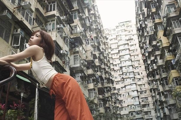 圧巻のモンスターマンションをバックにした一枚 / 伊達さゆり2nd写真集 シルエット