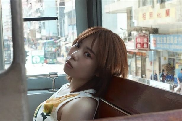 香港トラム内でのアンニュイな表情 / 伊達さゆり2nd写真集 シルエット