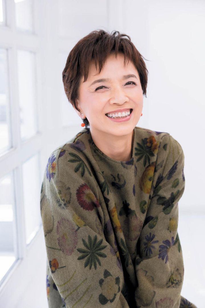 ワンピース7万5900円／KEI Hayama PLUS☎03-3498-0701 赤珊瑚イヤリング22万円／アジュテアケイ（京屋☎088-831-0005 www.kyoya-coral.com）パンプス3万3000円／銀座かねまつ6丁目本店（銀座かねまつ☎03-3573-0077）