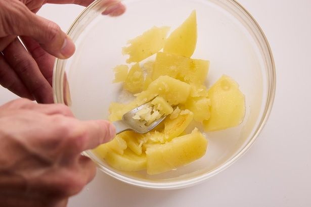 じゃがいもを別のボウルに入れてフォークなどで軽くつぶす （C）まるみキッチン／KADOKAWA