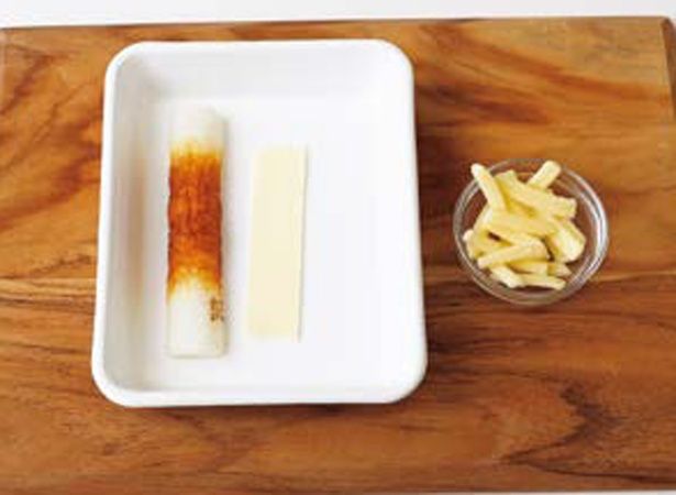 ちくわととけるスライスチーズは縦半分に切る (C)つやこママ／KADOKAWA