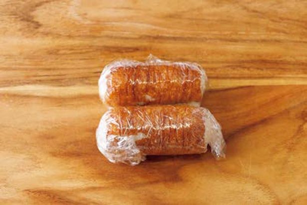 ラップでぴっちりと包む (C)つやこママ／KADOKAWA