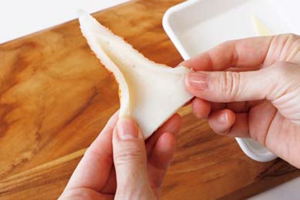 ちくわを開いて三角形に整える (C)つやこママ／KADOKAWA