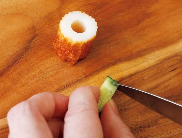 市松模様になるように、きゅうりの皮を部分的に切り落とす (C)つやこママ／KADOKAWA