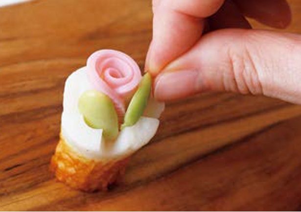 枝豆を半分に割り、かまぼこのまわりに飾る (C)つやこママ／KADOKAWA