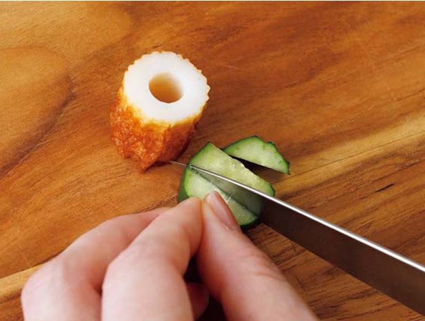 皮の緑が正方形になるようにカットする (C)つやこママ／KADOKAWA