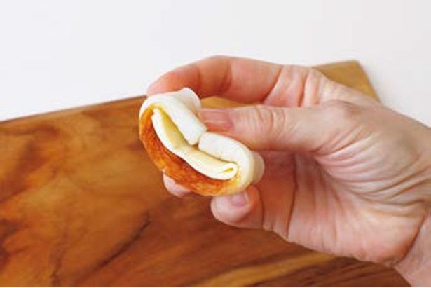 両端を中央に向かって折り曲げる (C)つやこママ／KADOKAWA