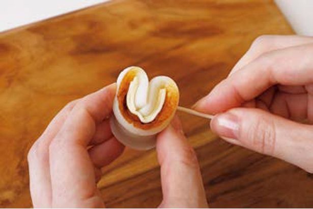 ハートの形にして爪楊枝で留める (C)つやこママ／KADOKAWA