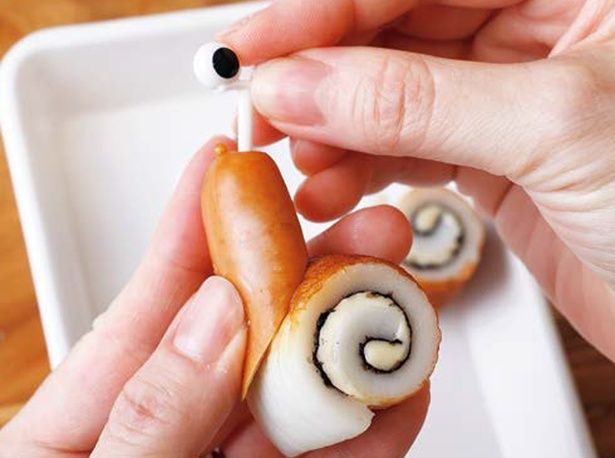 目玉のピックをさす (C)つやこママ／KADOKAWA