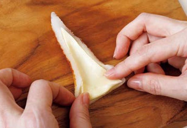 ちくわの大きさに合わせてチーズの端を少し折り込む (C)つやこママ／KADOKAWA