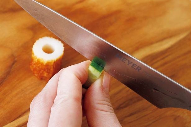 きゅうりの皮目に十字の切り込みを入れ、横に倒す (C)つやこママ／KADOKAWA