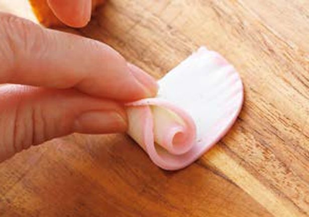 かまぼこは薄く2枚にスライスする (C)つやこママ／KADOKAWA