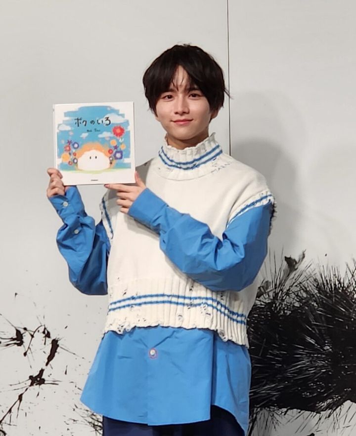 俳優、板垣李光人さん（23）が8日、東京都内で行われた絵本作家デビュー作「ボクのいろ」（Gakken、税込み1650円）の読み聞かせイベントに出席しました。