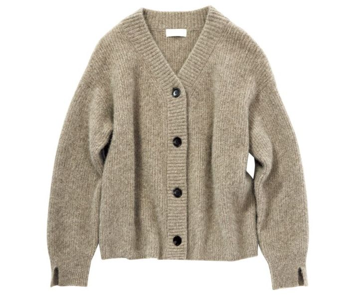 ふんわりと柔らかなニットが優しい肌心地。カーディガン￥42,900（ガリャルダガランテ／ガリャルダガランテ 青山店）