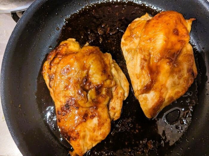 「キウイの皮」捨てるの待って！思わず保存したくなる〈驚きの使い道〉に注目。「まさか料理で役立つなんて…」